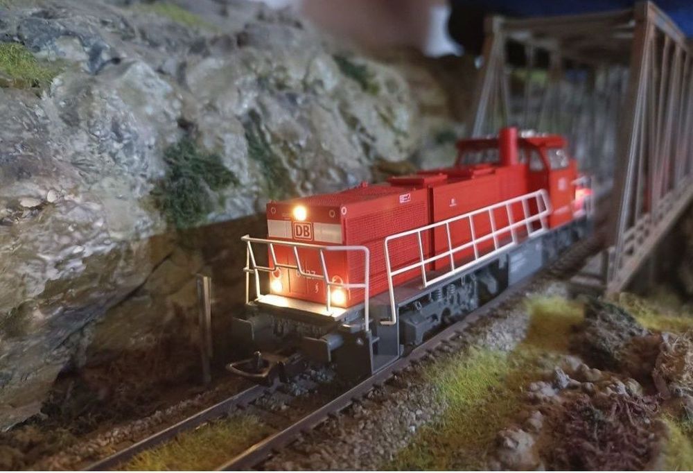 piko BR92 locomotiva digitala cu sunet

Lumini frontale alb/roșu
Tracț