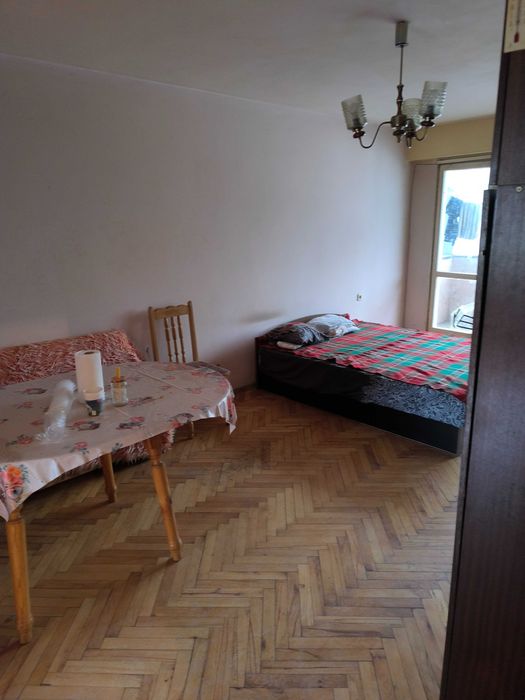 Продава тристаен панелен апартамент в кв. Здравец Изток
