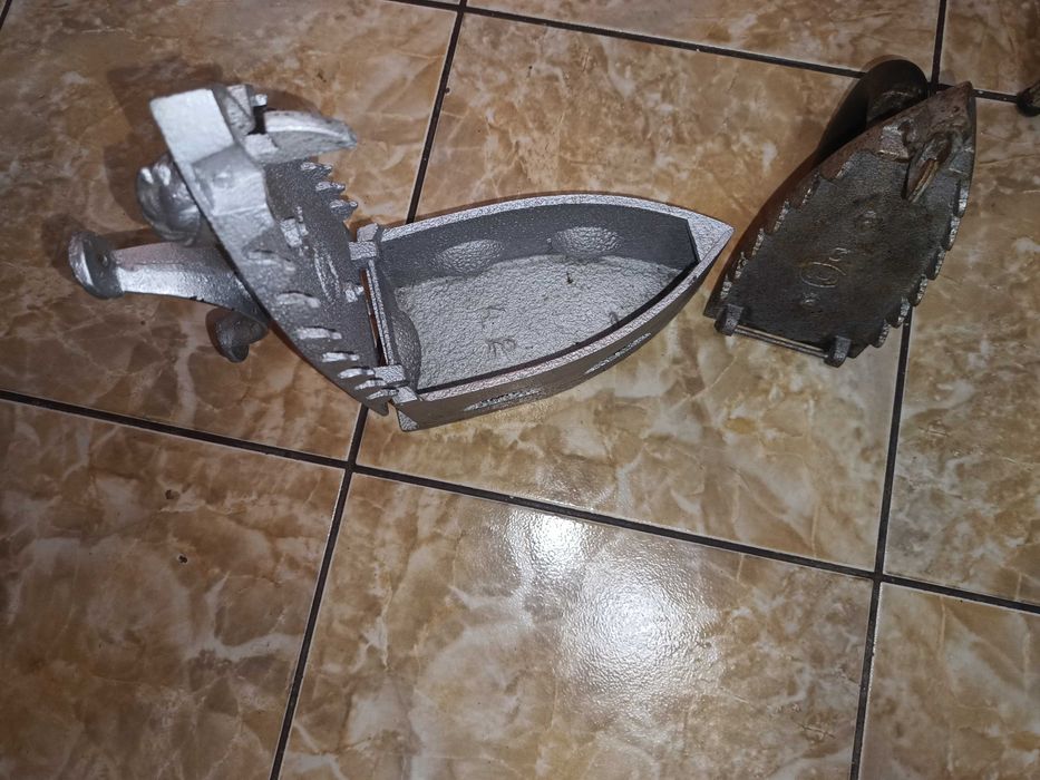 Vând fier calcat model vechi!