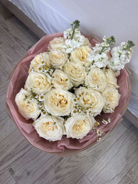 Цветы белые розы 21 шт