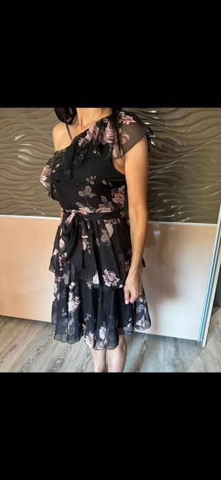 Дамска  рокля с флорални мотиви