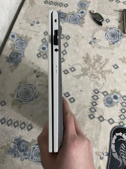 Asus vivobook sotiladi