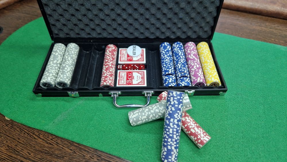 Vând truse poker profesionale.