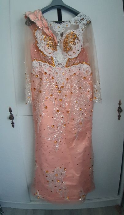 Vand rochie eleganta cu broderie si petricele 1000 ron!