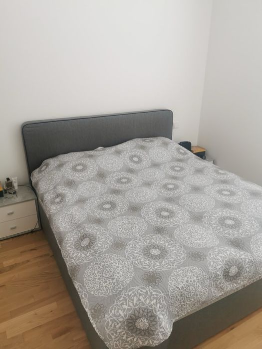 Спалня с матрак и две нощни шкафчета