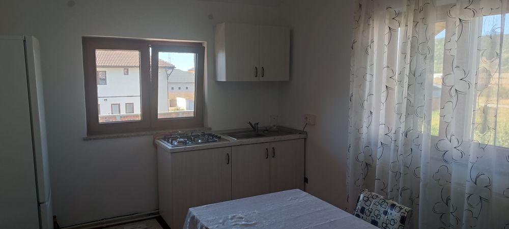 Închiriez apartament la casa cu intrare separat
