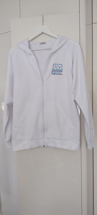 Продавам ученически униформи