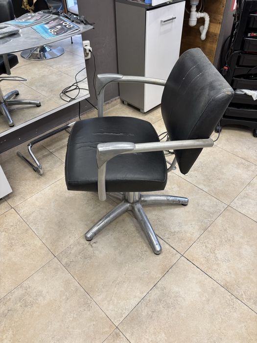 Професионален фризьорски стол стабилен, нуждае се от тапицерия