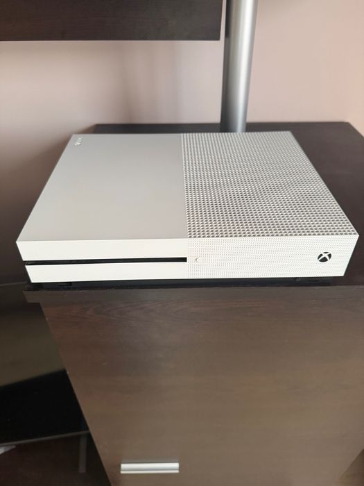 Xbox One+2 джойстика и 16 игри