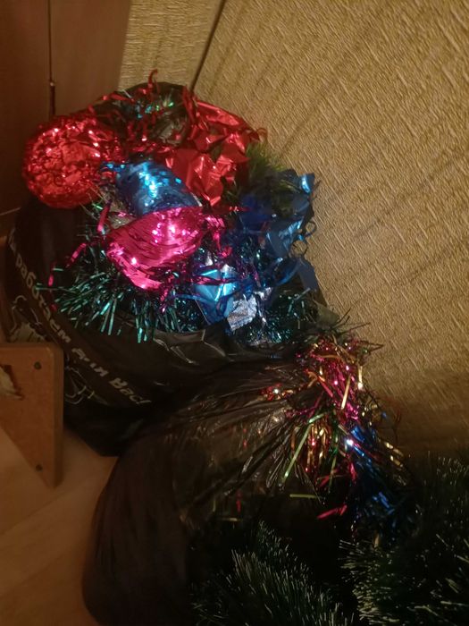 Ёлочка и ёлочные игрушки,мишура.