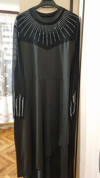 Рокля с мрежест детайл на деколтето и ръкавите, гарниран с камъчета.