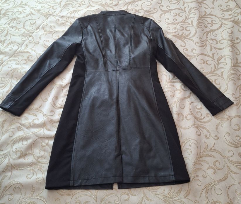Дамско кожено, вталено манто черно