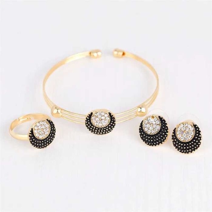 Продавам дамски комплект бижута