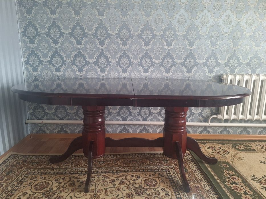 Стол из красного дерева