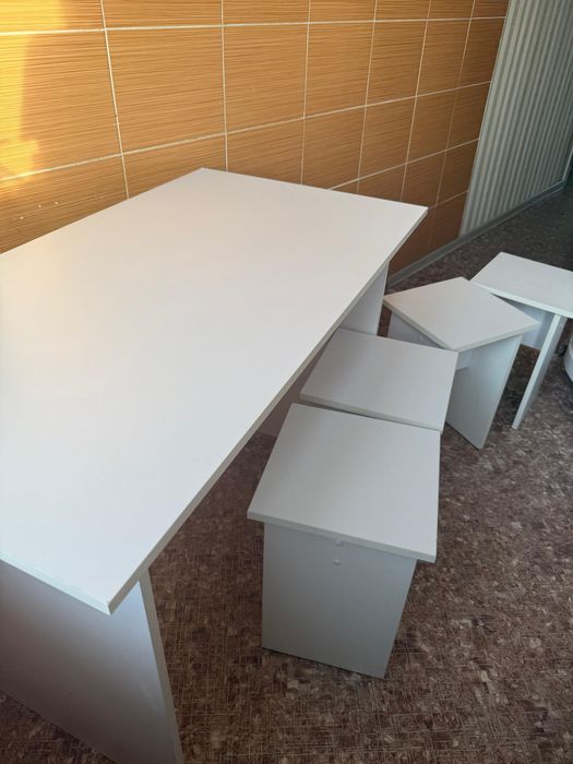 Стол со стульями