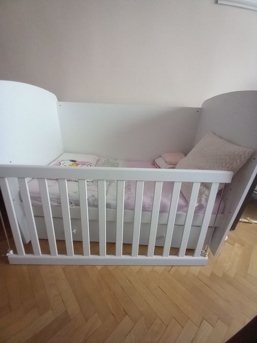 Детско легло с люлеещ механизъм