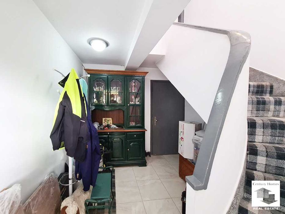 175101 Масивна къща с голям двор и кладенец  в село Петко Славейков