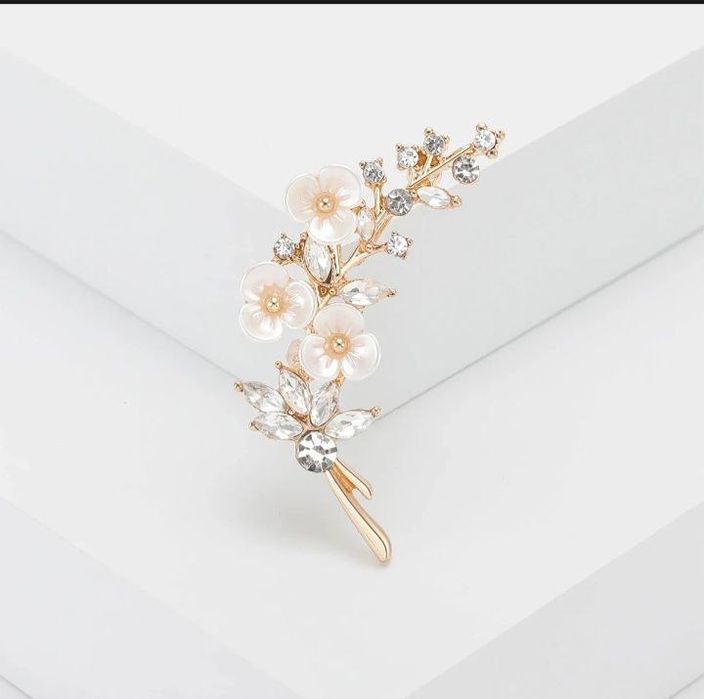 Броши  7 разных видов и Серьга- кафф  1 штука 40 тыс.