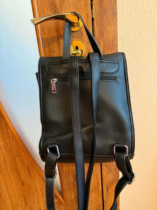 Кожена раница с три разделения и вътрешни джобове