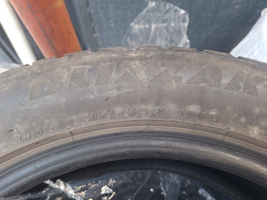 Vând 235 55 18  M+S