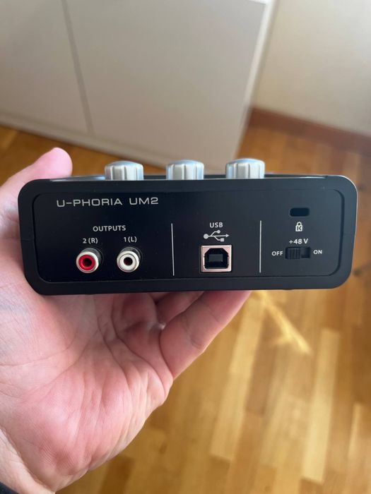 Зауковая карта Behringer UM2