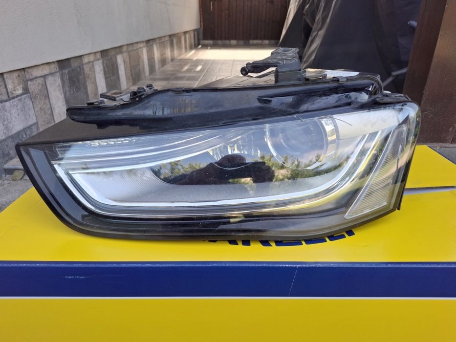 Vand far audi a4 b8 cu bixenon