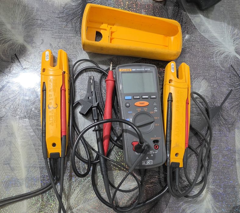 Tester electric Fluke T5-1000 & Tester de izolație Fluke 1507 (centru)