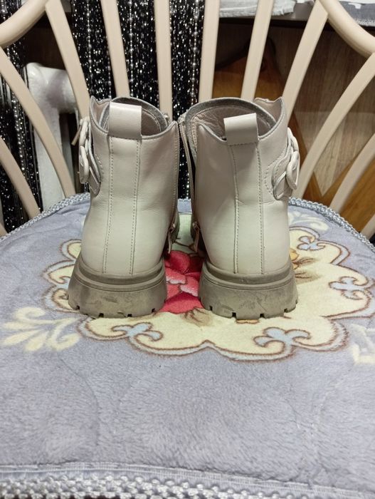 Зимние ботинки для девочек. В хорошем состоянии.