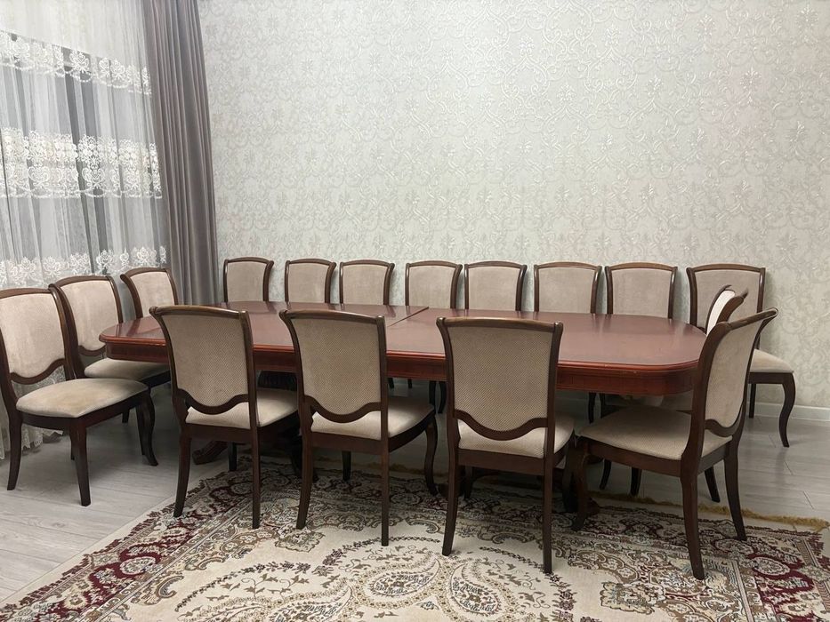 Деревянный стол со стульями