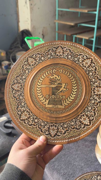 Тарелка из ореха с логотипом
