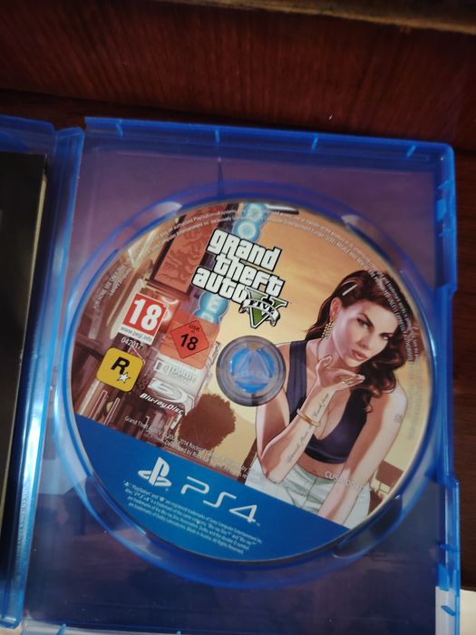 Vând gta 5 in stare bună
