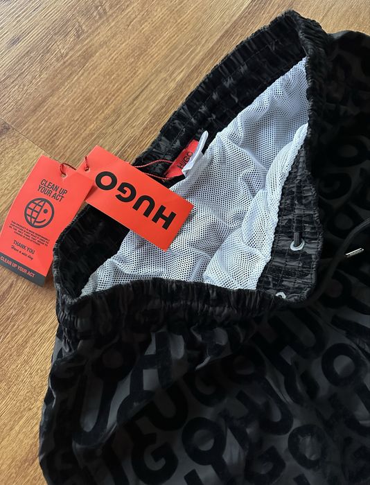 Мъжки,черни,шушлекови шорти Hugo BOSS с вътрешна мрежеста подплата