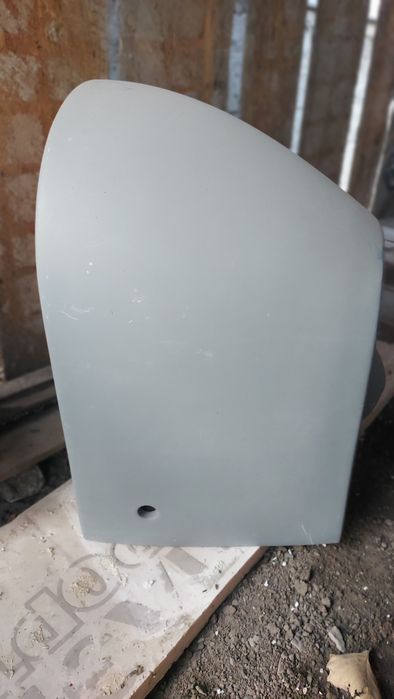 Серый настеный унитаз