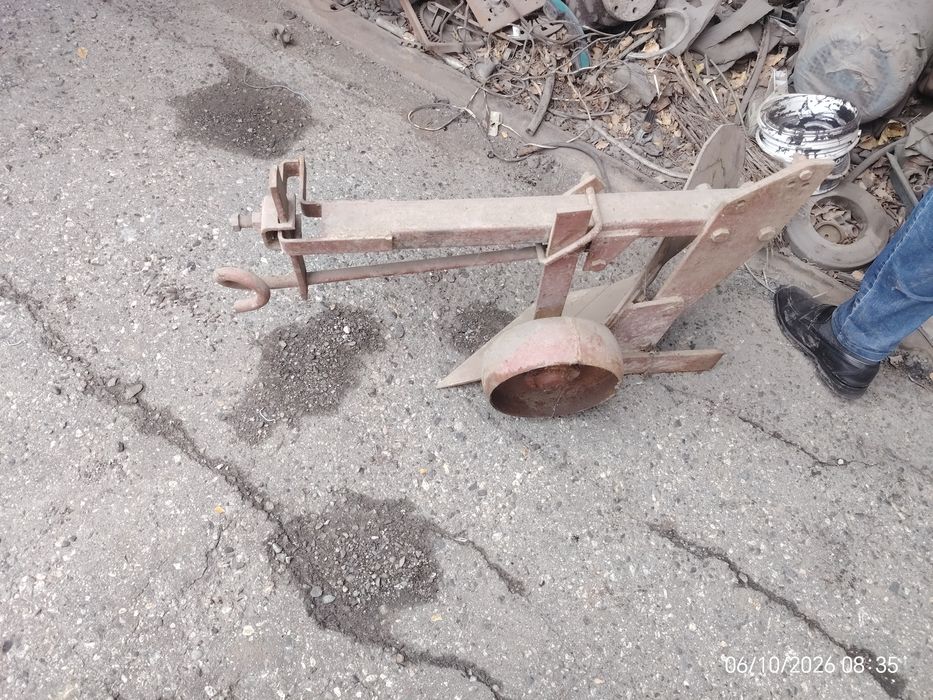 Плуг советский для пашни земли