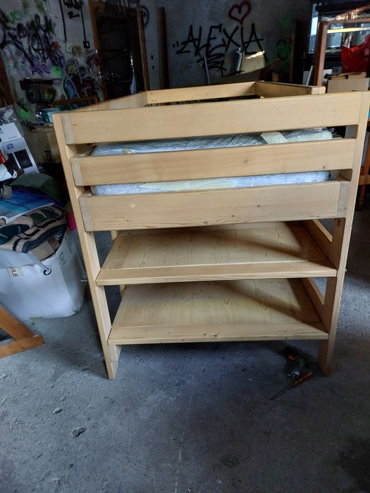 Vând pat etajat lemn brad