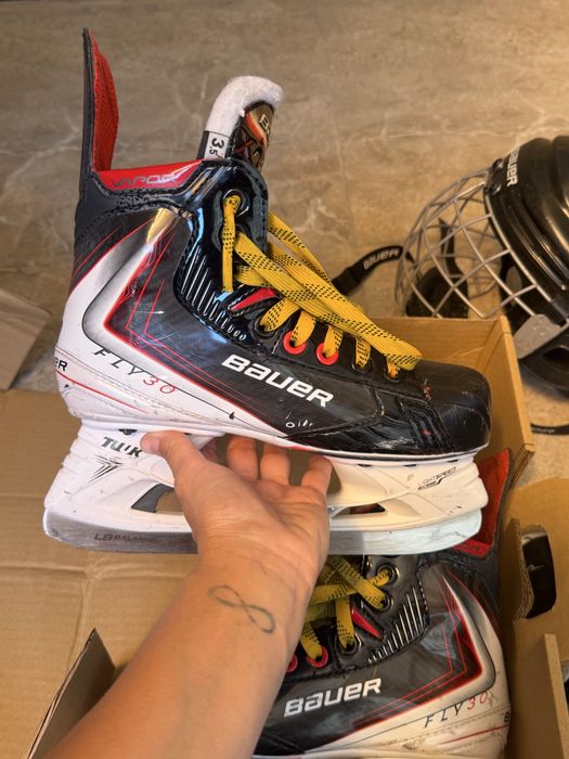 Продам профессиональные коньки Bauer Fly30