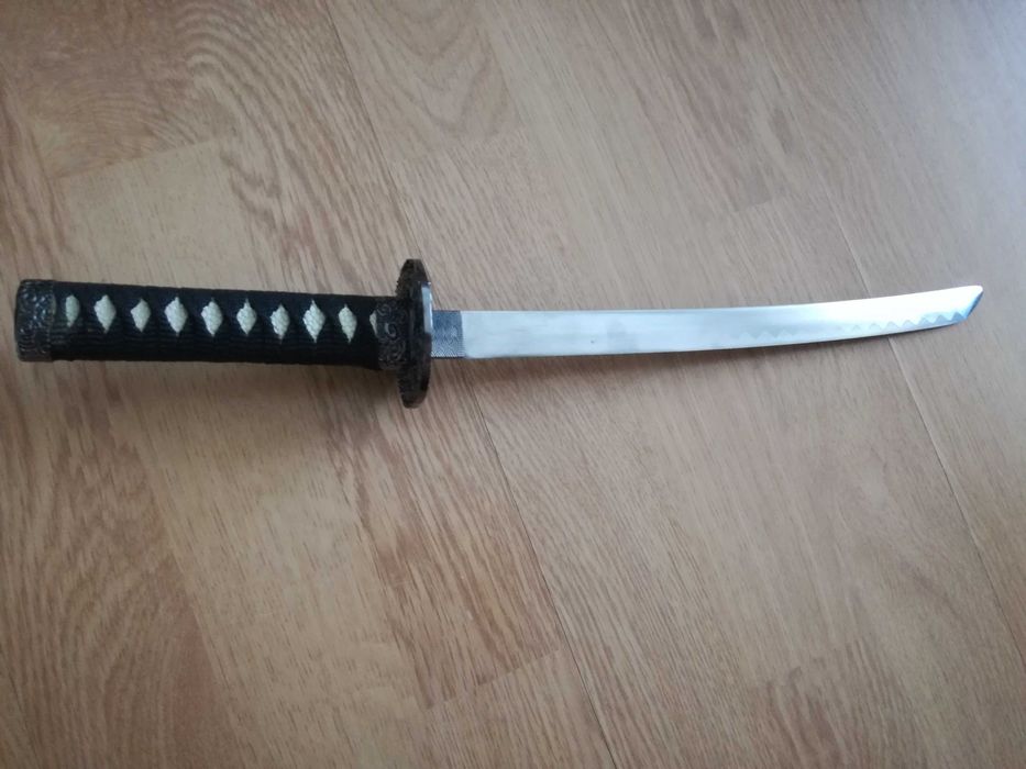 Vand sabie japoneză cu suportul din lemn