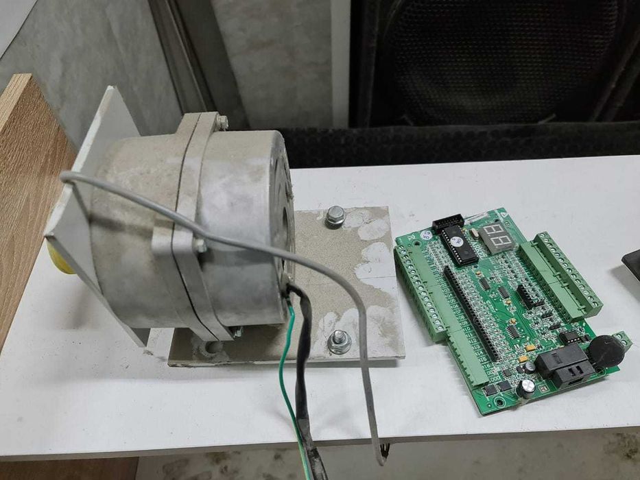 Дверь лифта с платой