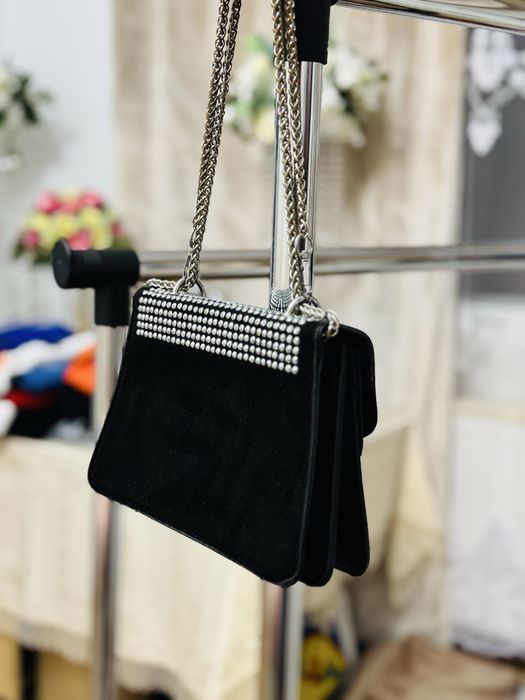 Geantă neagra din catifea cu model din pietre swarovsky de la PRADA