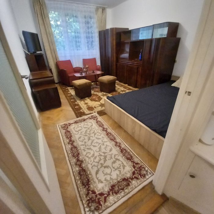 Inchiriez apartament cu 2 camere decomandat, situat in Oradea, pe Str. Iza, cartier Rogerius, la etajul 1, cu loc de parcare.