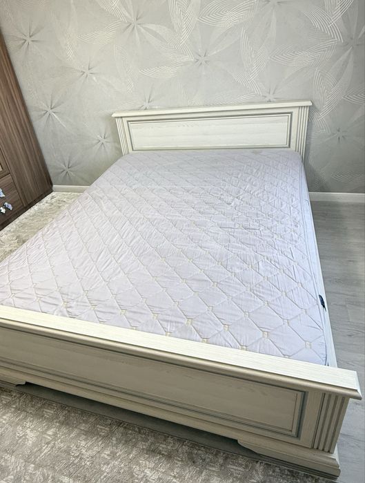 Двуспальняя кровать