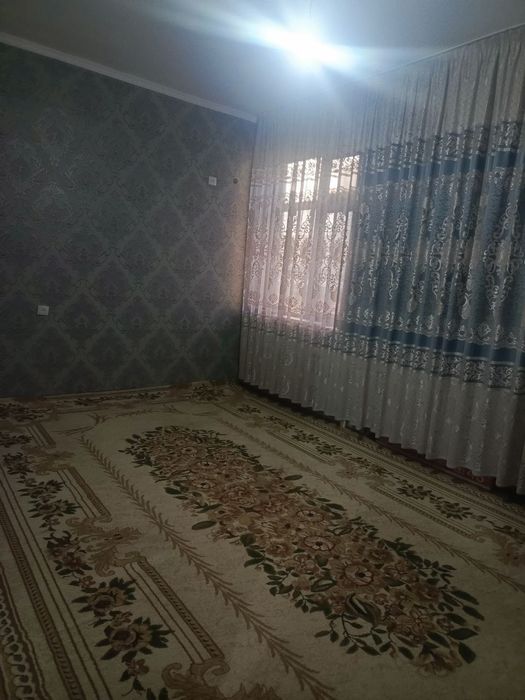 Yangi bozor yaqinida kvartira sotiladi