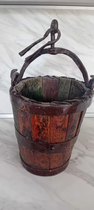 Голяма автентична кофа за вадене вода от геран.