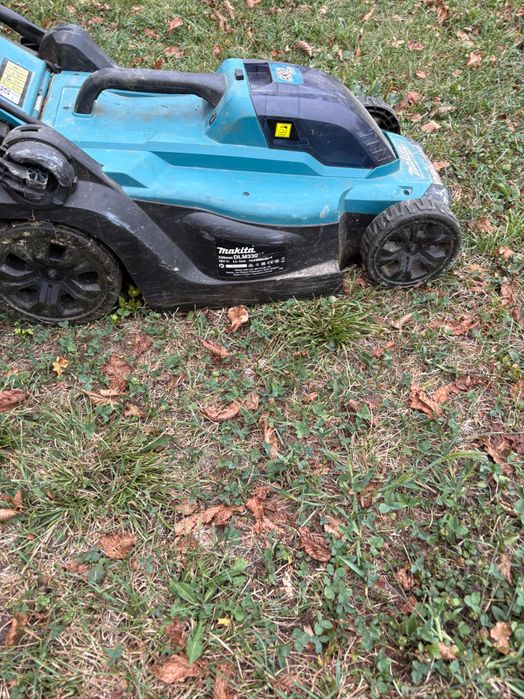 Vând mașină de tuns gazon Makita