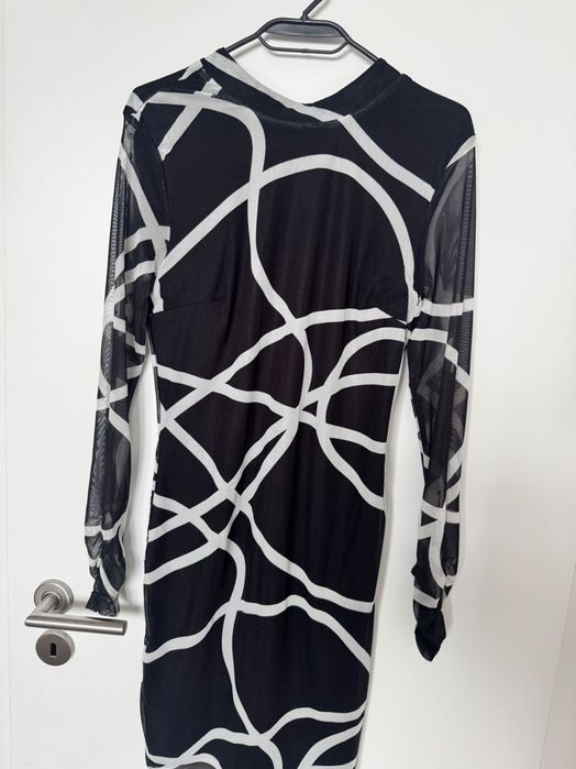 Рокля в черно и бяло