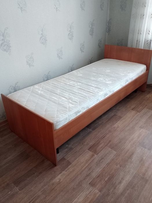 Продам кровать с ортопедическим матрасом