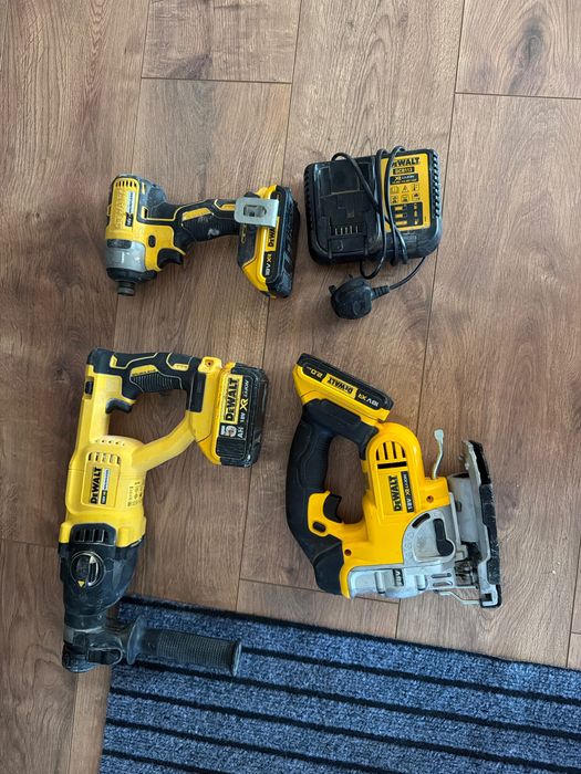 Комплект DeWalt 18V XR – 3 машини, 3 батерии и зарядно, перфоратор, ударен винтовер, акумулаторно зеге