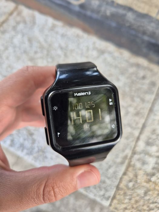 Часовник спортно елегантен