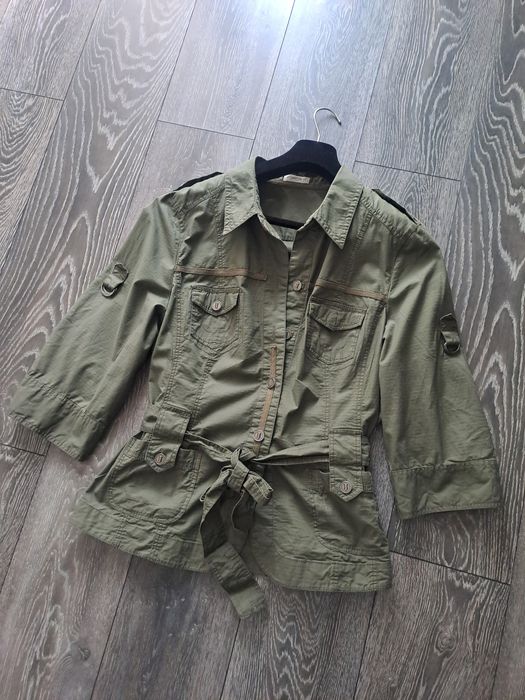 Jacheta in stil safari sau militar.