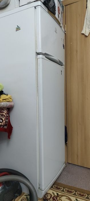 Холодильник  работает . Но надо заправить фрион.